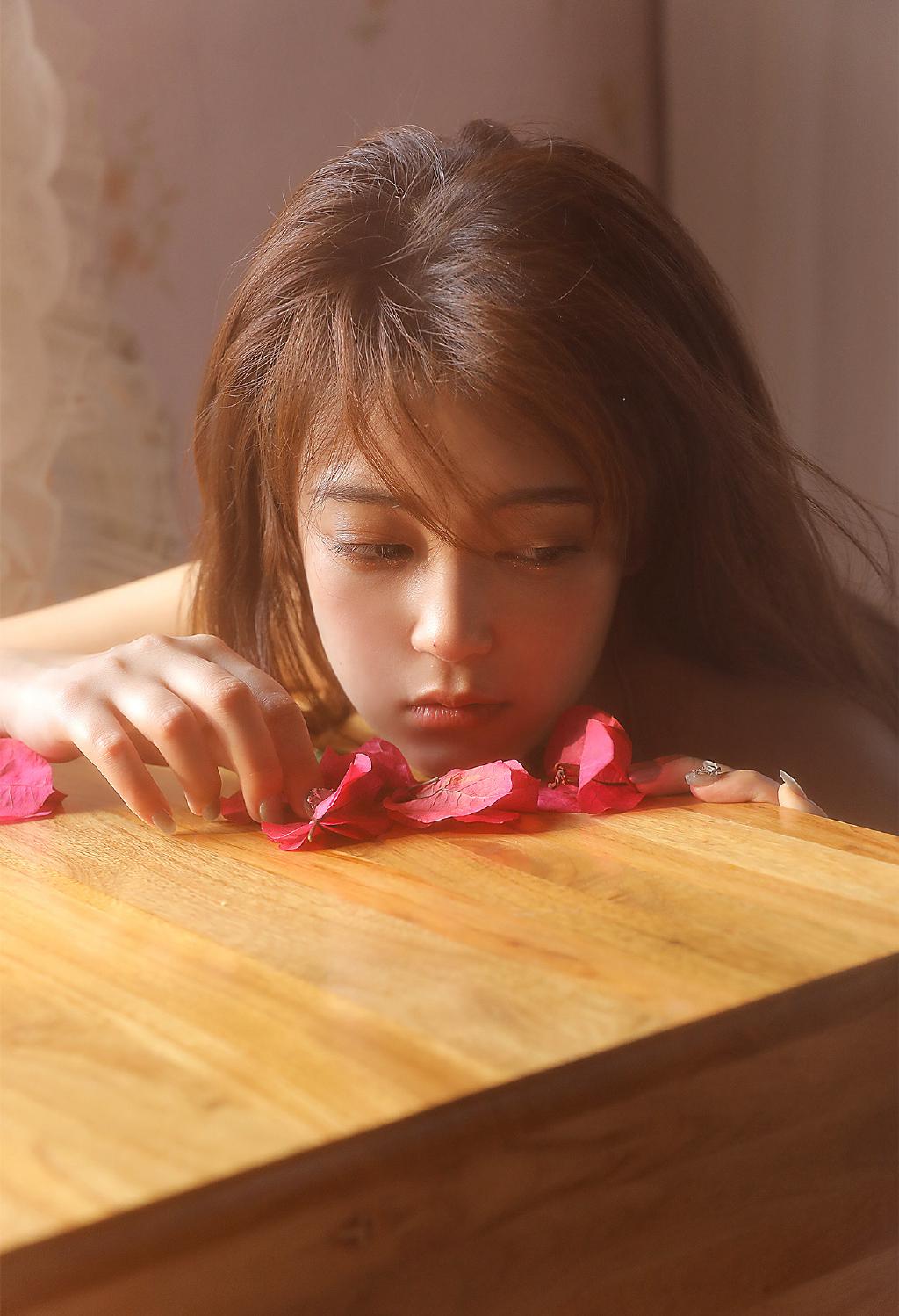 暖阳，性感女孩，木地板上或躺或卧的吊带蕾丝衣性感女孩写真套图套图13