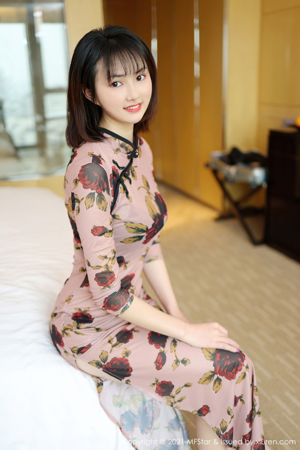 小肉肉的可爱短发刘海美女墨韩古典韵味旗袍装高清私房床上写真套图图片