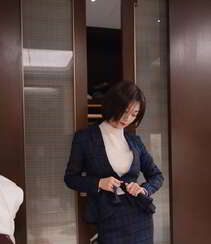 短发美女小热巴职场制服丝袜装沙发写真和吊带睡裙浴室性感写真套图组图10