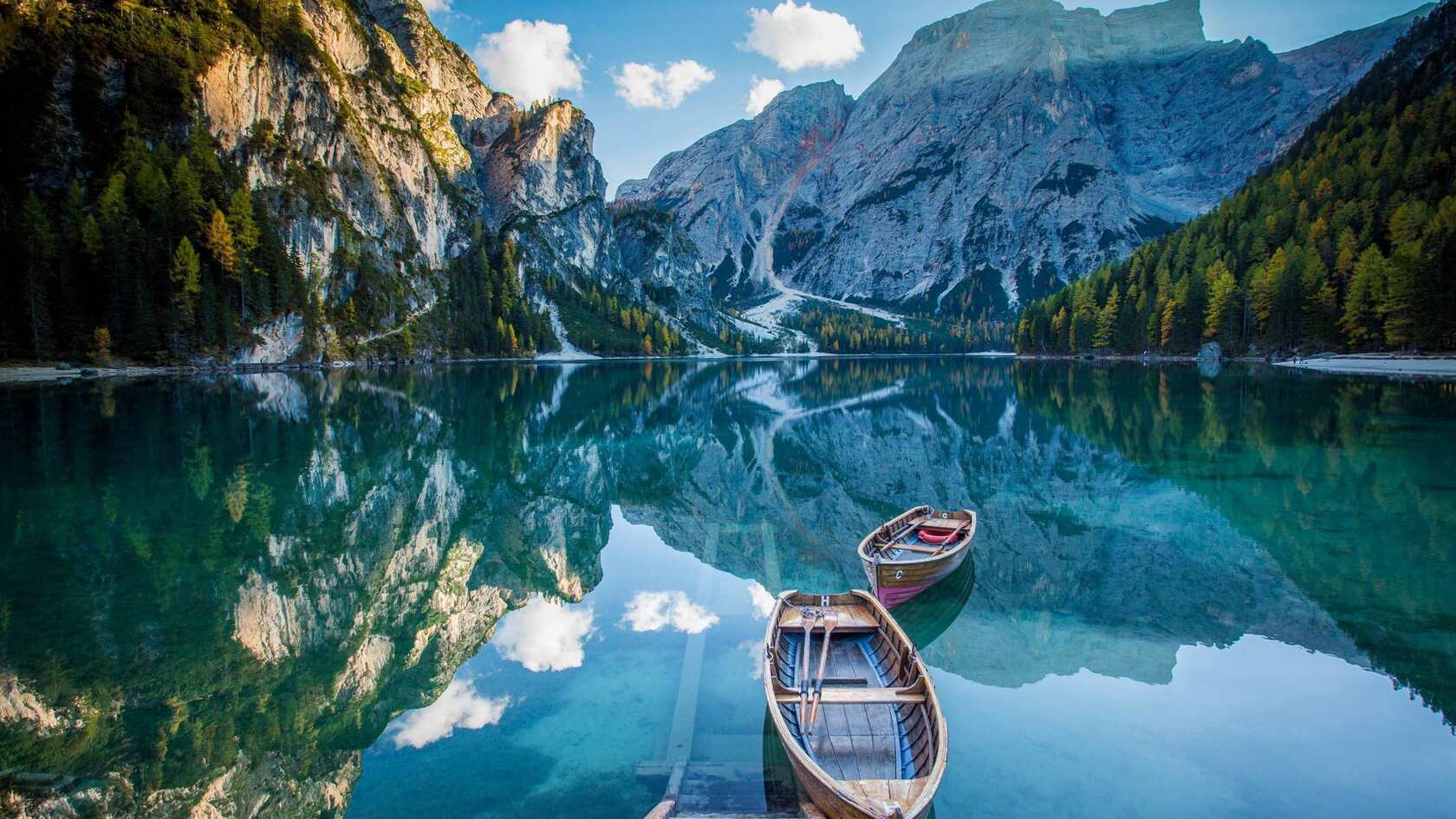 如镜面般清澈的湖泊，大山，以及两只小船唯美景色壁纸图片