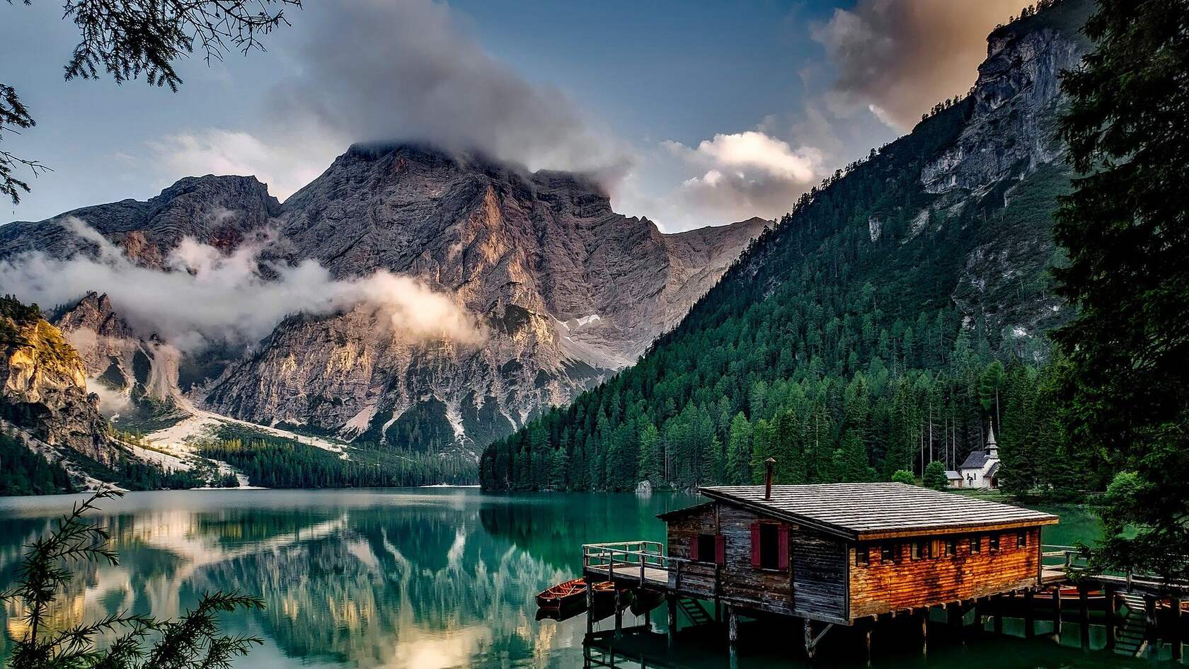 阿尔卑斯山下寂静的水面以及湖边小木屋唯美景色壁纸图片第1张图片