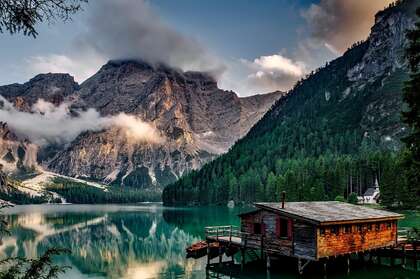 阿尔卑斯山下寂静的水面以及湖边小木屋唯美景色壁纸图片