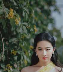 刘亦菲鹅黄色连衣长裙很仙很美草地写真图片
