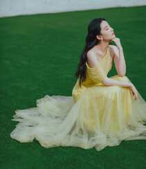 刘亦菲鹅黄色连衣长裙很仙很美草地写真图片组图5