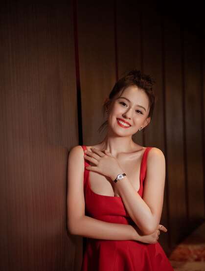 新疆美女热依扎热情红裙着身性感甜美图片