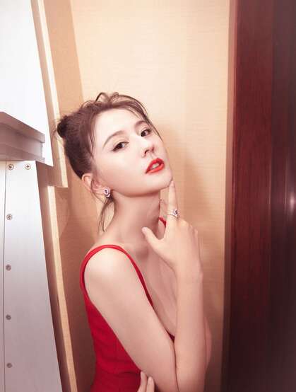 新疆美女热依扎热情红裙着身性感甜美图片