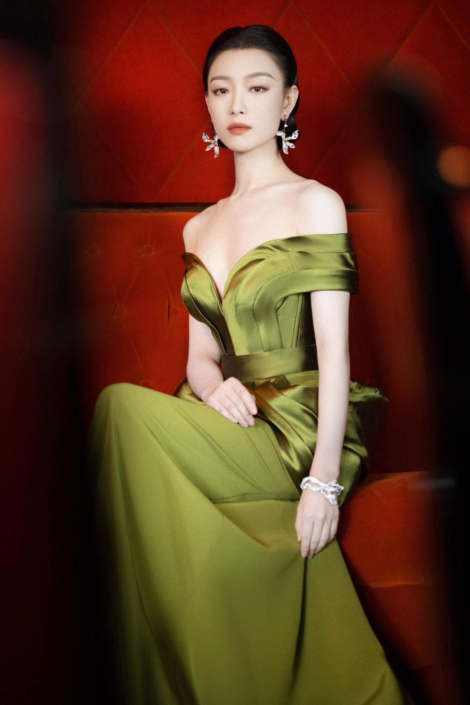 倪妮性感优雅写真，身着如花萼绽放般的绿裙，尽显苗条身材与锁骨图片