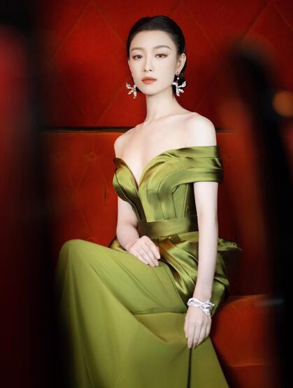 倪妮性感优雅写真，身着如花萼绽放般的绿裙，尽显苗条身材与锁骨