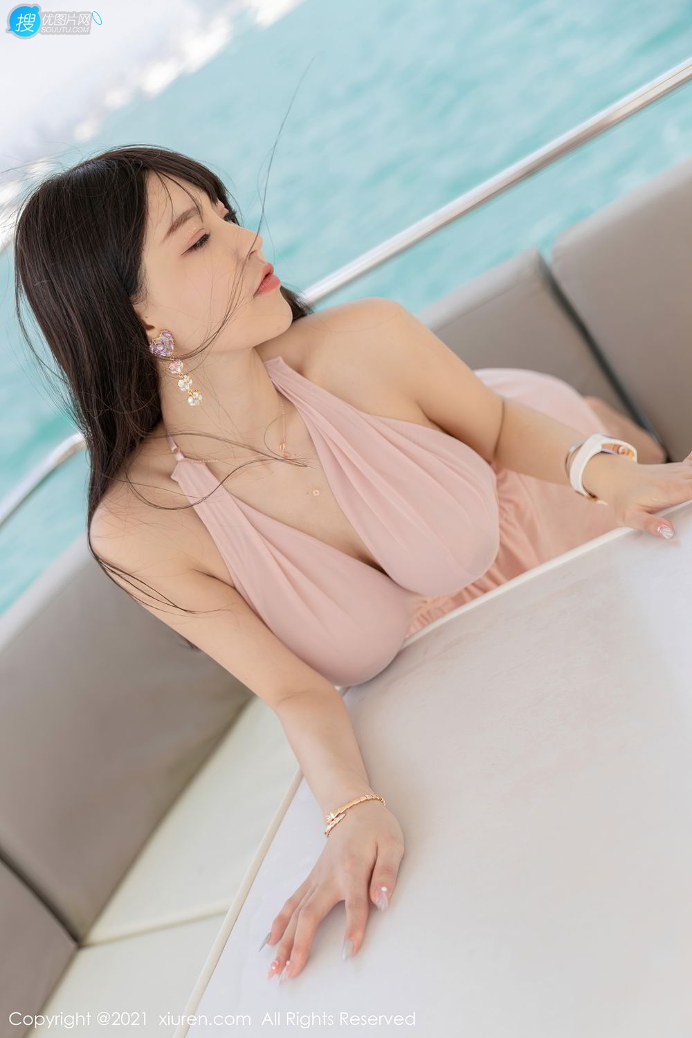 豪华游艇上的粉裙美女朱可儿Flower那迎风飘扬的秀发性感外皮写真套图套图7
