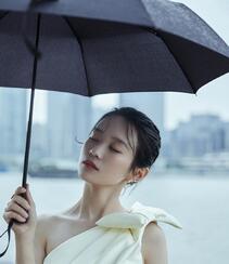 广东籍90后少女演员黄尧单肩纱裙着身户外写真气质图片组图5