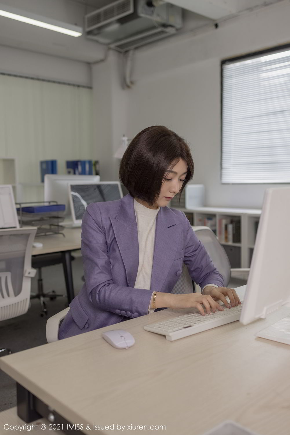 正在办公司打印资料的新疆美女小热巴职场制服装气质写真套图套图1