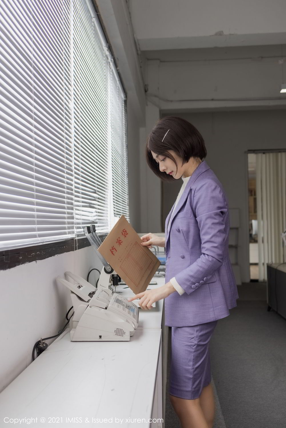 正在办公司打印资料的新疆美女小热巴职场制服装气质写真套图套图4