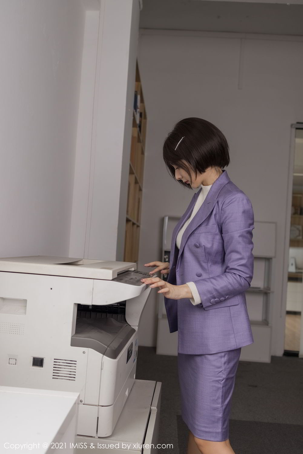 正在办公司打印资料的新疆美女小热巴职场制服装气质写真套图图片