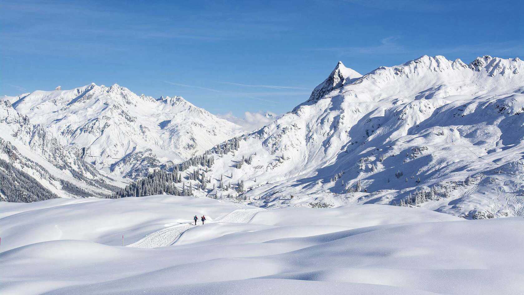 皑皑白雪，雪山，小木屋唯美景色壁纸图片第4张图片