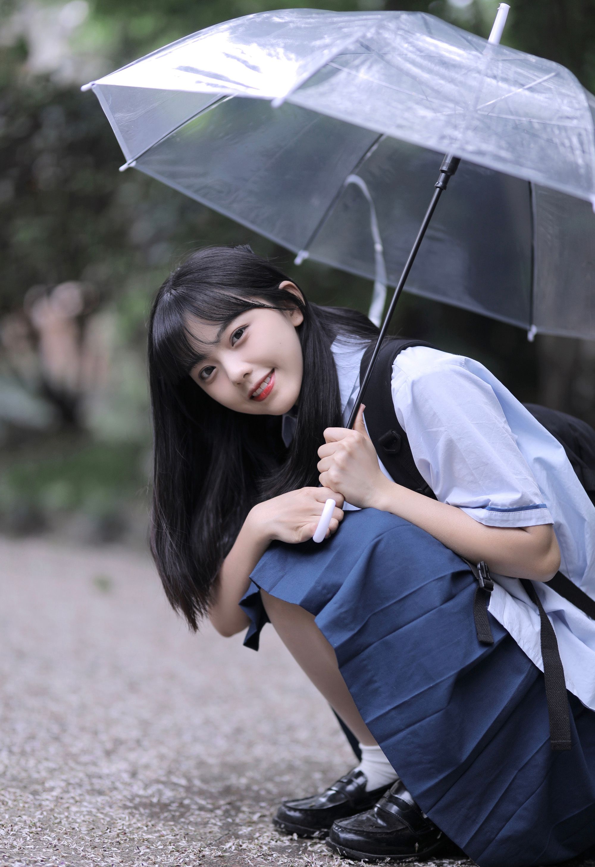 可爱清纯齐刘海黑直长发美少女学生妹子手拿雨伞甜美街拍写真大图图片