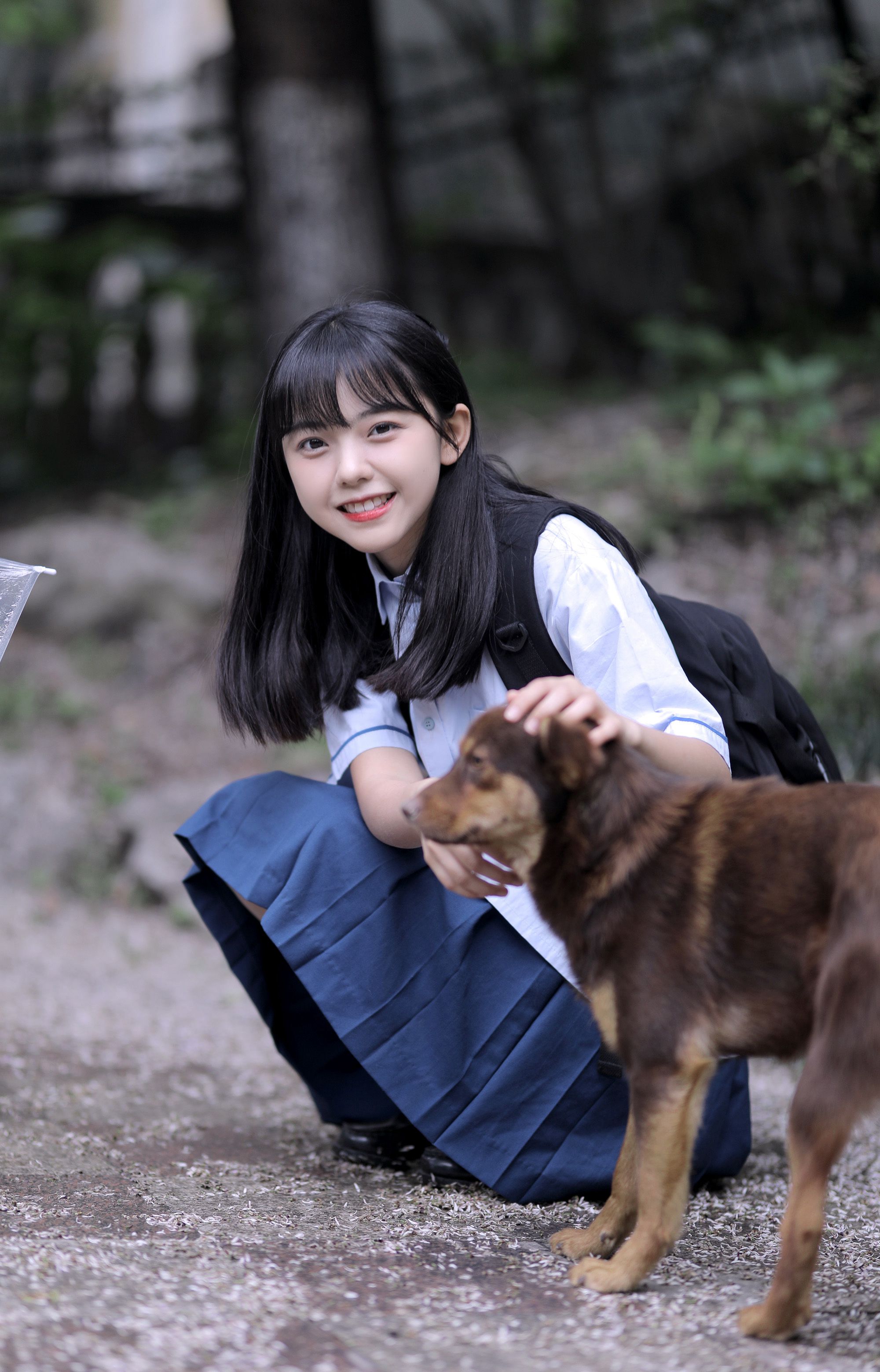 可爱清纯齐刘海黑直长发美少女学生妹子手拿雨伞甜美街拍写真大图套图3