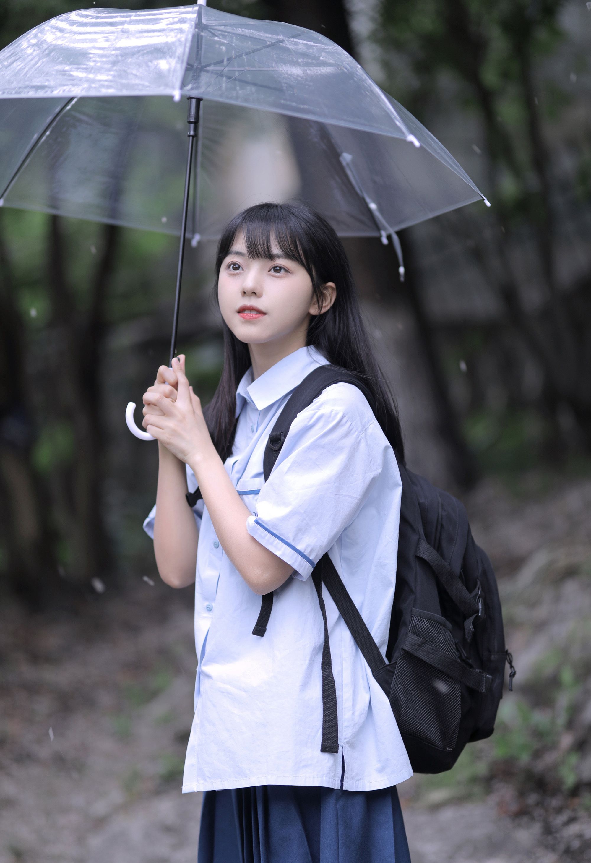 可爱清纯齐刘海黑直长发美少女学生妹子手拿雨伞甜美街拍写真大图图片