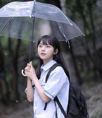 可爱清纯齐刘海黑直长发美少女学生妹子手拿雨伞甜美街拍写真大图组图9