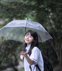可爱清纯齐刘海黑直长发美少女学生妹子手拿雨伞甜美街拍写真大图组图10