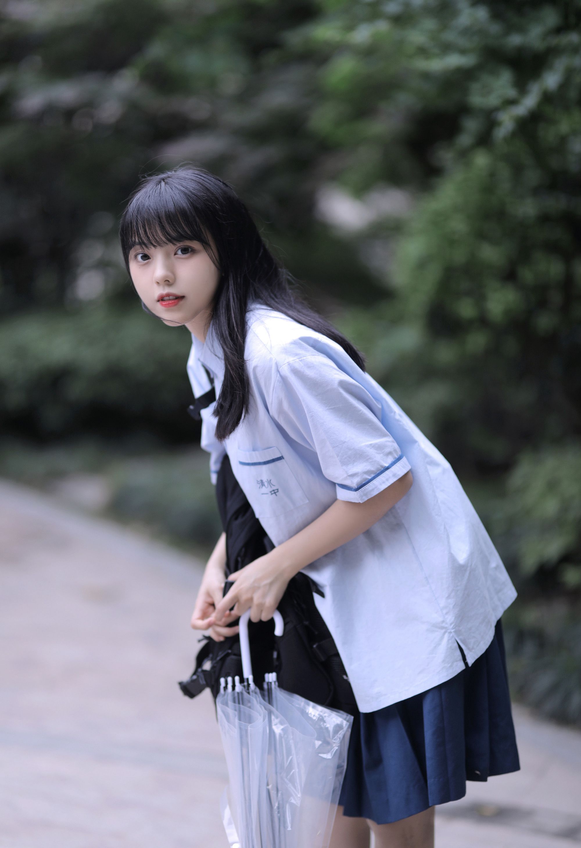 可爱清纯齐刘海黑直长发美少女学生妹子手拿雨伞甜美街拍写真大图图片