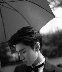 陈哲远手拿雨伞雨中漫步氛围感十足帅气黑白写真照片组图4