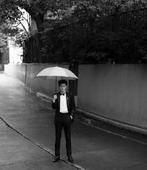 陈哲远手拿雨伞雨中漫步氛围感十足帅气黑白写真照片组图5