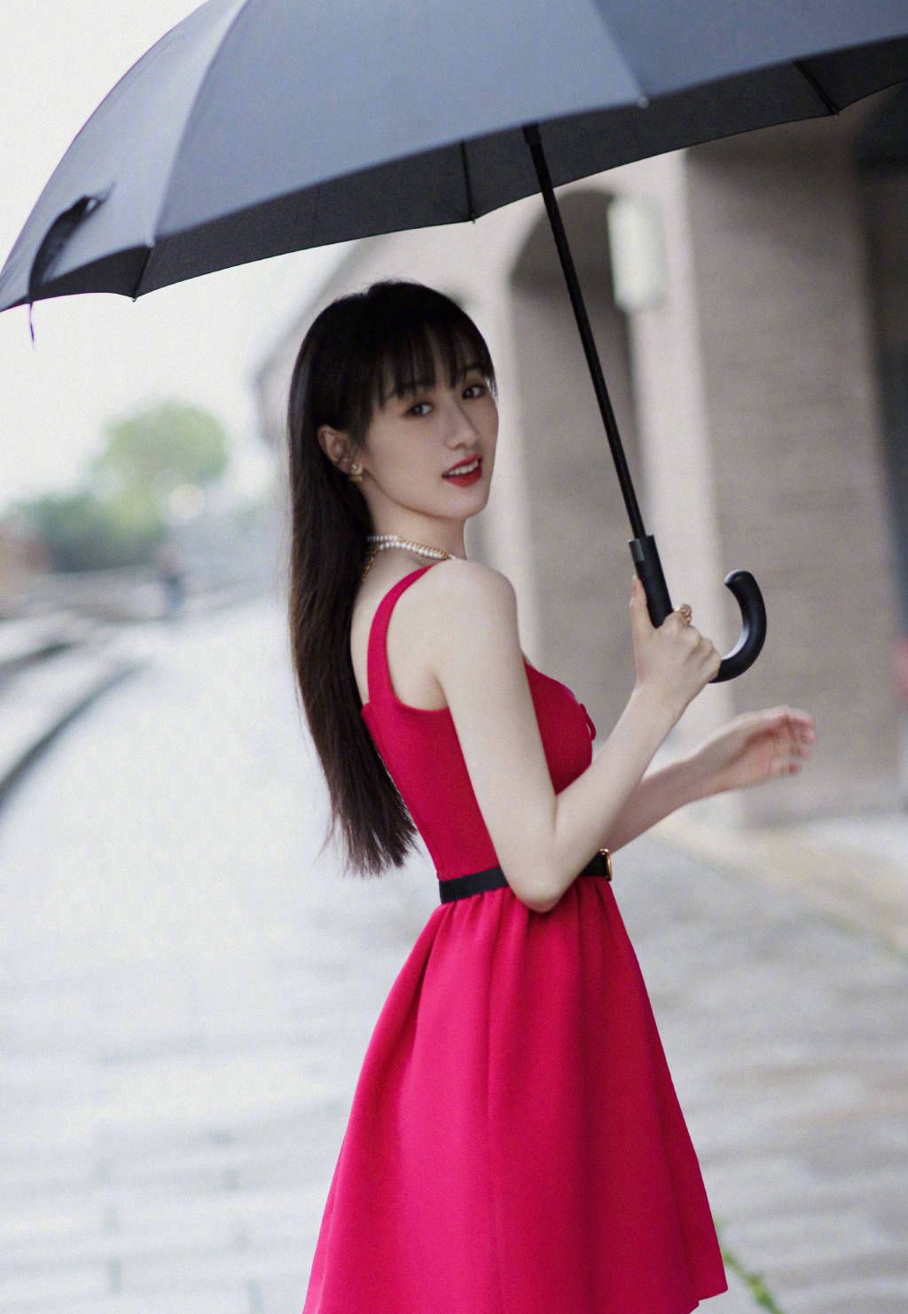袁冰妍抢眼迷人红色一字吊带连衣裙街拍写真美照图片