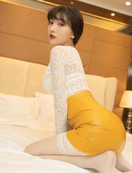 女友视觉下的粉嫩美女陆萱萱白色蕾丝衣搭配橙色短裙丝袜私房艺术照