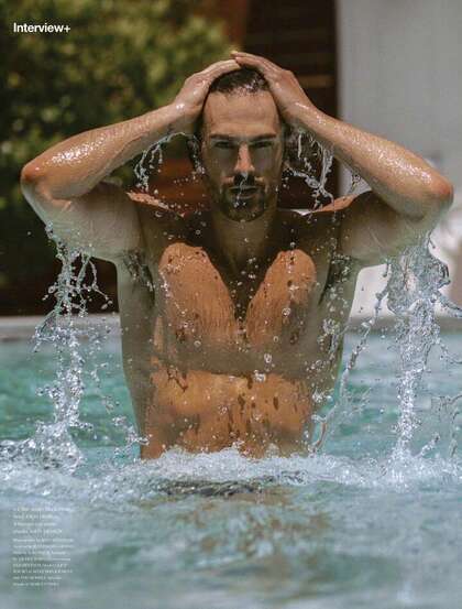 巴西男模Clint Mauro夏日泳池写真显完美身材腹肌图片