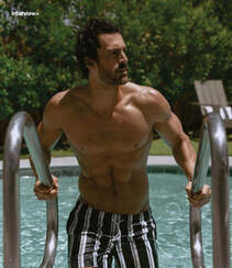 巴西男模Clint Mauro夏日泳池写真显完美身材腹肌图片组图3