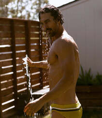 巴西男模Clint Mauro夏日泳池写真显完美身材腹肌图片组图1