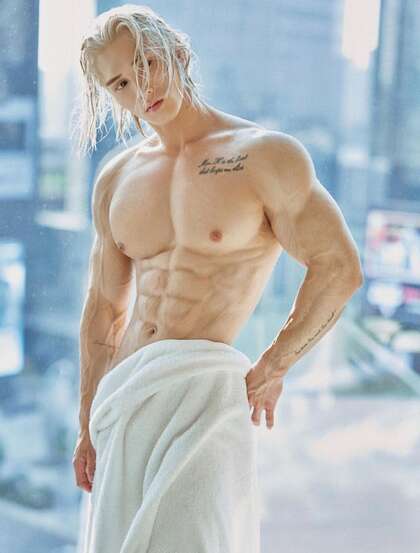 面容俊俏，体脂低的亚洲健身男模性感私房写真显健美身材照片