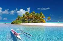 清澈可见低的蓝色大海，棕榈树，沙滩 椰树林唯美高清风景壁纸图片
