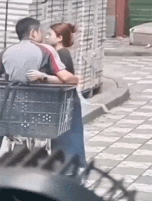 偷拍街头热吻的情侣gif动态图片
