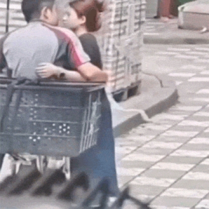 偷拍街头热吻的情侣gif动态图片