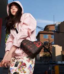 刘浩存酷美嘻哈彩色印花套装穿搭慵懒与帅气街拍图片组图1