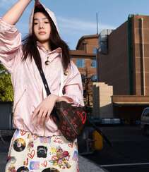 刘浩存酷美嘻哈彩色印花套装穿搭慵懒与帅气街拍图片组图3