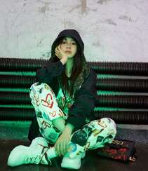 刘浩存酷美嘻哈彩色印花套装穿搭慵懒与帅气街拍图片组图6