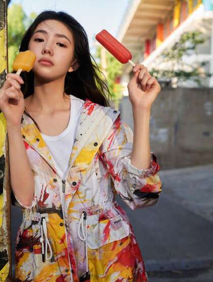 刘浩存酷美嘻哈彩色印花套装穿搭慵懒与帅气街拍图片