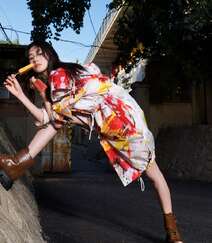 刘浩存酷美嘻哈彩色印花套装穿搭慵懒与帅气街拍图片组图11