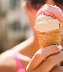 甜筒冰淇淋，清凉解暑，各式各样的脆片甜筒冰淇淋唯美图片组图2
