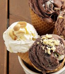 甜筒冰淇淋，清凉解暑，各式各样的脆片甜筒冰淇淋唯美图片组图3