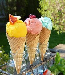 甜筒冰淇淋，清凉解暑，各式各样的脆片甜筒冰淇淋唯美图片组图6
