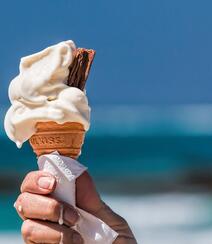 甜筒冰淇淋，清凉解暑，各式各样的脆片甜筒冰淇淋唯美图片组图4