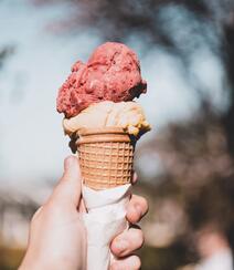 甜筒冰淇淋，清凉解暑，各式各样的脆片甜筒冰淇淋唯美图片