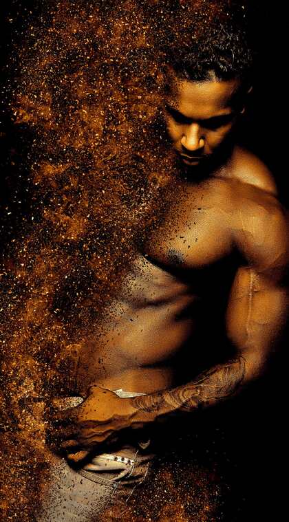 身材健壮，赤裸上半身的欧美黑人肌肉男人像摄影艺术手机壁纸图片