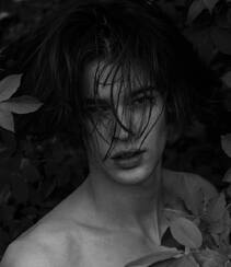 米兰时装男模Bastien De Bels户外沼泽地绿叶中裸身黑白写真图片组图3