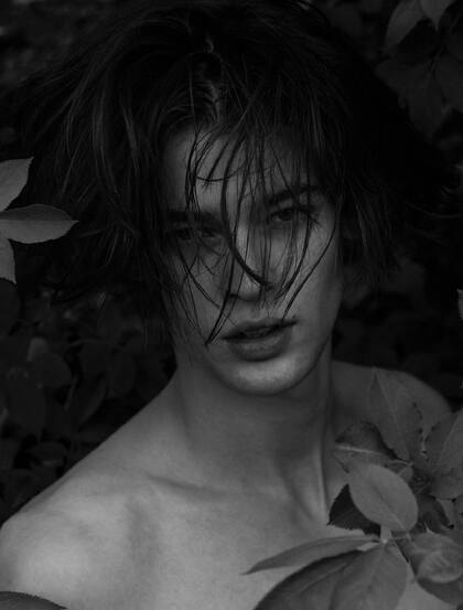 米兰时装男模Bastien De Bels户外沼泽地绿叶中裸身黑白写真图片