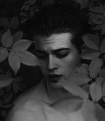 米兰时装男模Bastien De Bels户外沼泽地绿叶中裸身黑白写真图片组图1