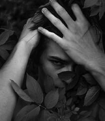 米兰时装男模Bastien De Bels户外沼泽地绿叶中裸身黑白写真图片组图4